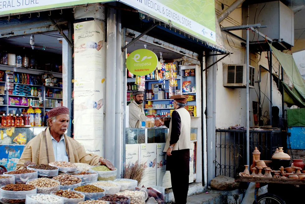 Telenor har via datterselskapet Telenor Microfinance Bank hatt suksess med betalingstjenesten Easypaisa i Pakistan. Nå kjøper kinesiske Ant Financial inn seg i virksomheten og betaler vel 1,4 milliarder kroner for 45 prosent. Foto: Telenor