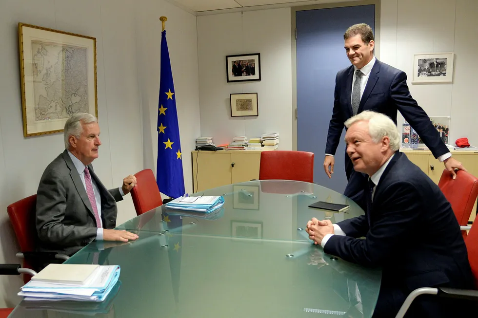 EUs sjefforhandler Michel Barnier møtte mandag britenes brexit-minister David Davis. Foto: Thierry Charlier/Reuters/NTB Scanpix