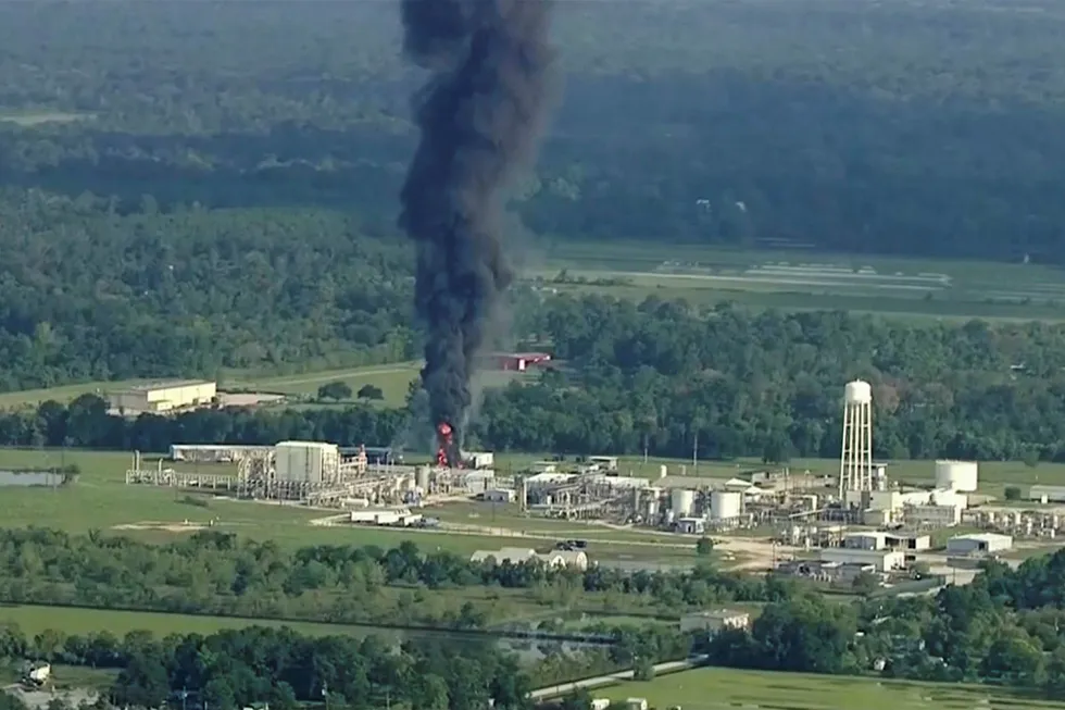Røyk stiger opp fra kjemikaliefabrikken i Crosby, nær Houston, Texas på fredag.