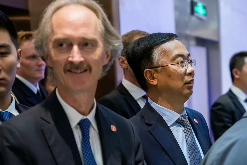Norges ambassadør til Kina, Geir O. Pedersen, blir vanskelig å erstatte når han nå drar til Syria. Kinas ambassadør til Norge, Wang Min, til høyre.