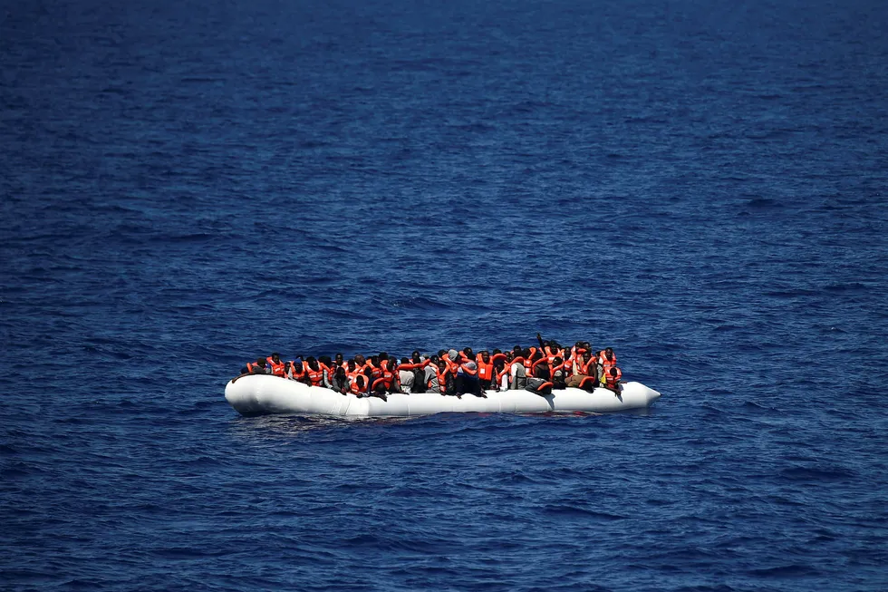 Det siste er at EUs utenriksministre vedtok et forbud mot import av gummibåter fra EU til Libya, som man uansett får fra Kina. Dette må kvalifisere til livstidsmedlemskap i Dusteforbundet, skriver artikkelforfatteren. Her fra flyktninger på en gummibåt over Middelhavet ved Libyas kyst. Foto: Gabriel Bouys/AFP/NTB scanpix