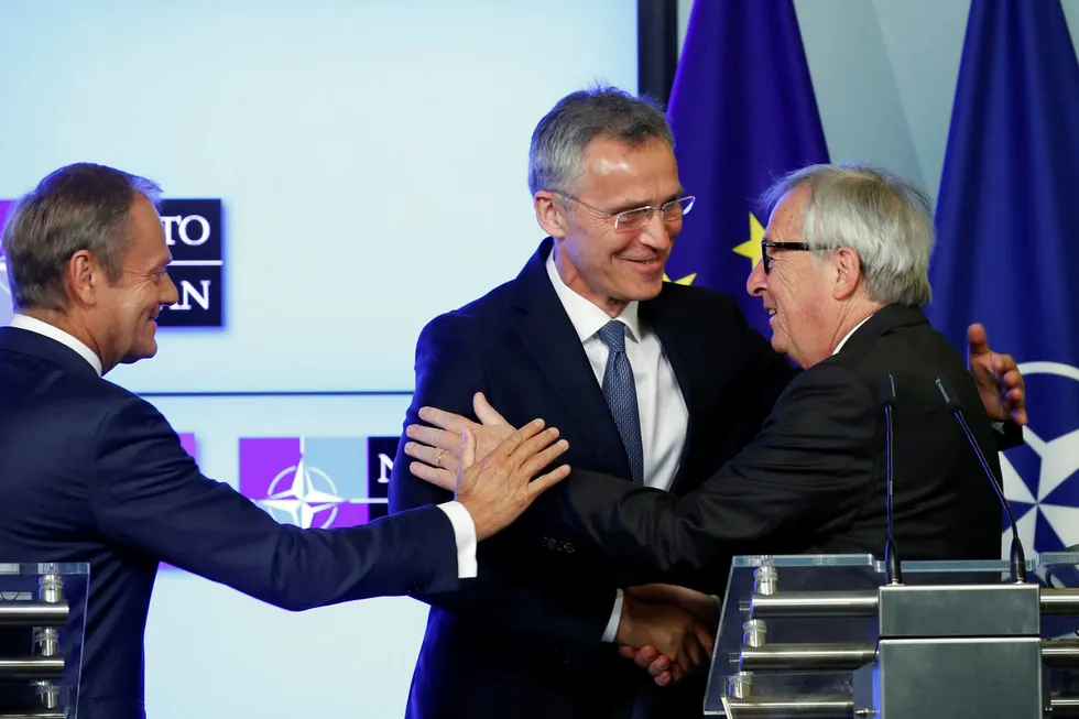 Nato-sjef Jens Stoltenberg (i midten) hilser på Europakommisjonens president Jean-Claude Juncker. Til venstre Europarådets president Donald Tusk. Foto: François Lenoir, Reuters/NTB Scanpix