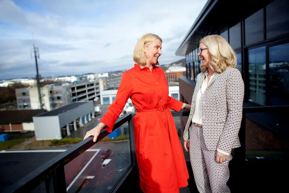 Kristin Kragseth og Kristin Færøvik er begge fra Bergen, leder hvert sitt oljeselskap og er med i styret av bransjeorganisasjonen Norsk olje og gass. Her står de på balkongen under et styremøte.