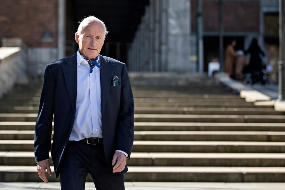 Investor, forretningsmann og kunstsamler Christian Ringnes, her ved Oslo Rådhus, som han fra høsten av håper skal styres av Høyre-politikere.