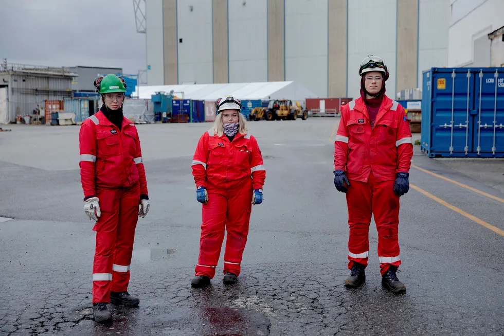 Betine S. Reigstad (21 fra venstre), Kamilla Espeland (20) og Andreas Weberg (21) er alle på sitt tredje år ved Kværners verft på Stord. Det er stille om dagen. – Folk tør ikke helt å satse på leverandørindustrien, sier Andreas Weberg.