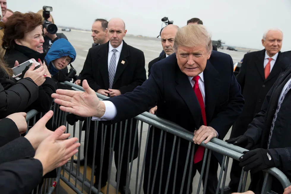 President Donald Trump, her avbildet idet han hilser på tilhengere i Salt Lake City 4. desember, sier Mexicos handelsoverskudd med USA er argument for at Mexico må betale for muren. Foto: AP / NTB scanpix