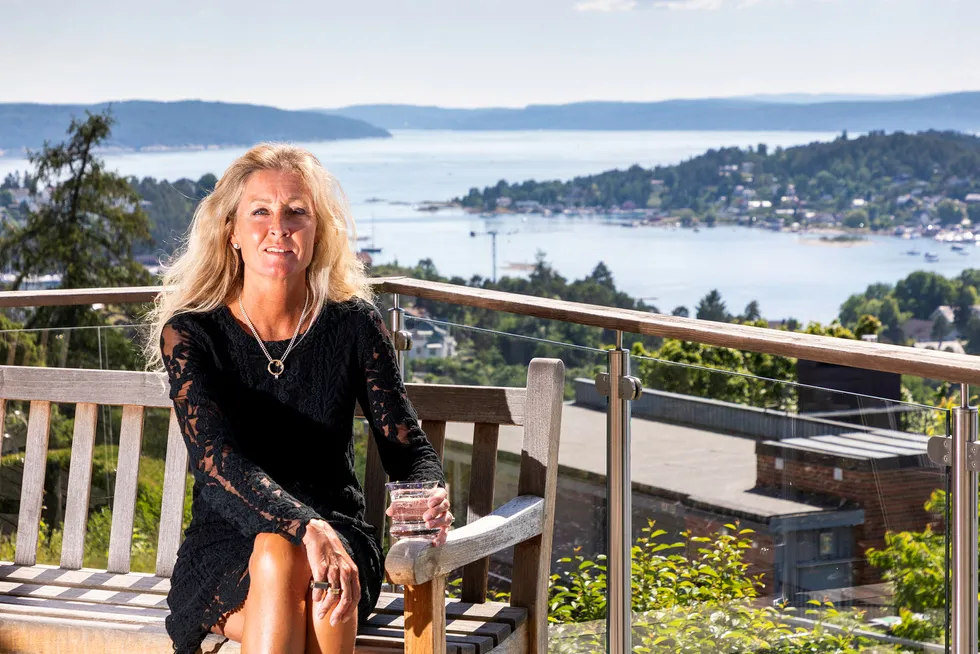 Administrerende direktør Grethe W. Meier i Privatmegleren tror sjøhytteprisene i attraktive områder kan stige mer enn 20 prosent i 2020. Her på egen terrasse med utsikt mot Bunnefjorden.