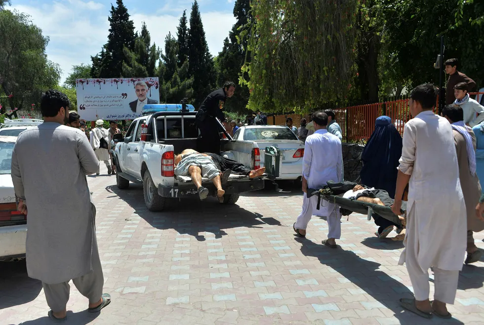 Skadede fraktes bort etter at en selvmordsbomber fra IS angrep en begravelse i Nangarhar-provinsen i Afghanistan 12. mai.