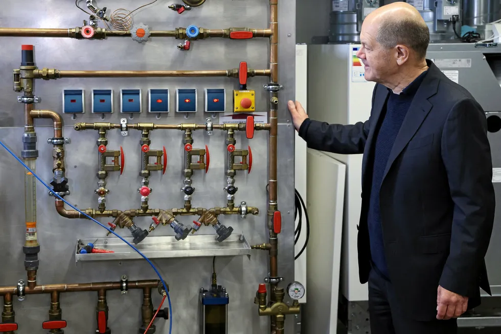 German chancellor Olaf Scholz inspects a heat pump system.