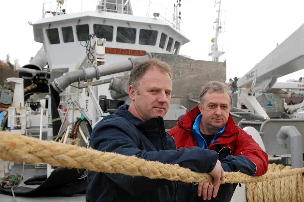 Brødrene Kristian og Bjarte Sandtorv om bord i «Havdrøn». De fisket godt i fjor.