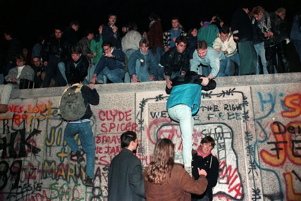 Tusenvis av mennesker krabbet opp på Berlin-muren i november 1989. 30 år etter Murens fall stilles spørsmålet: Hvordan kunne seierherrene bli tapere?