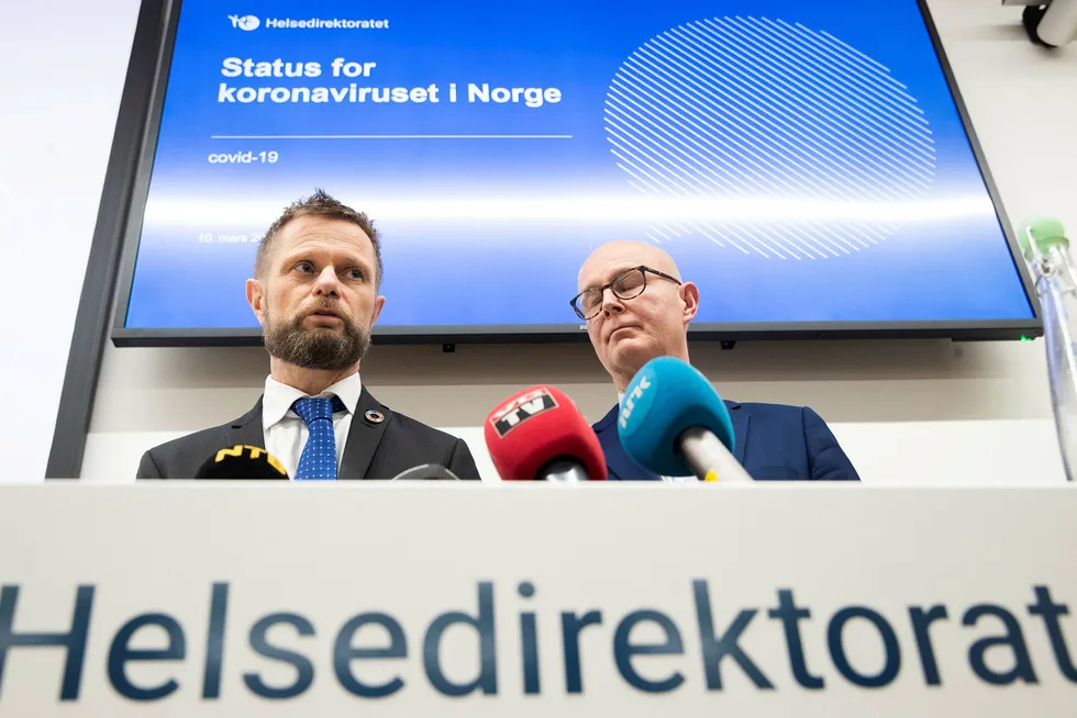Helseminister Bent Høie (H) og Helsedirektør Bjørn Guldvog under en pressebrief i Helsedirektoratet.
