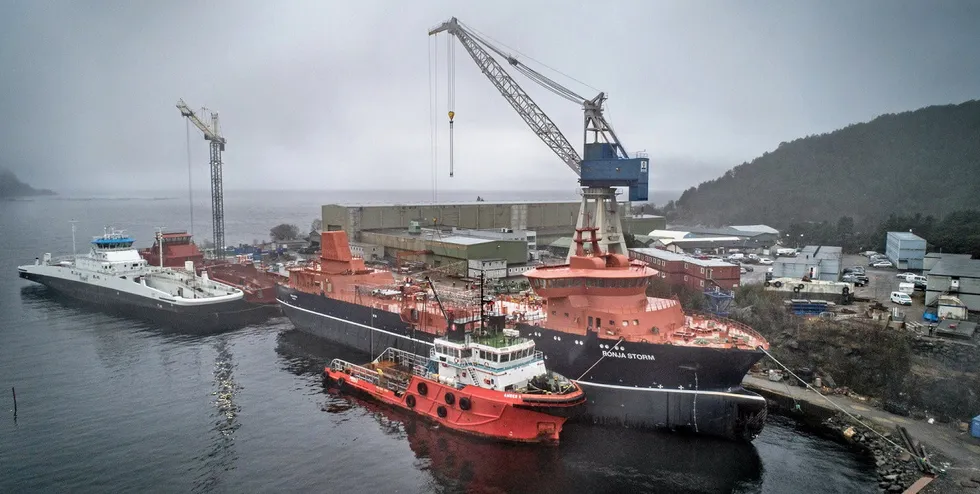 Skroget til «Ronja Storm» ved Havyard-verftet i Leirvik i Sogn i 2019, klar til å bli verdens største brønnbåt.