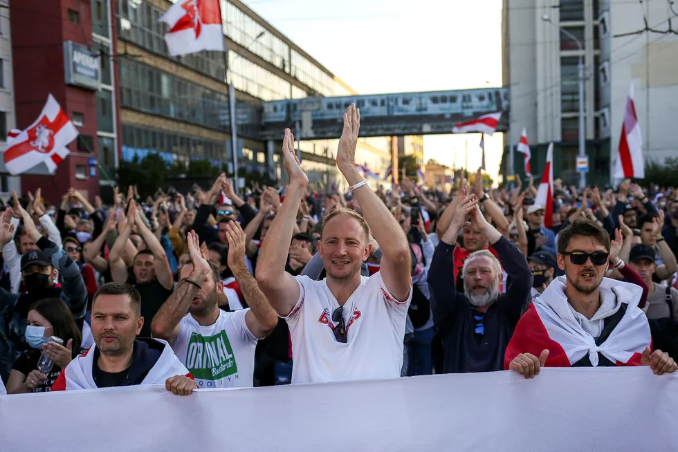 Demonstranter klapper for en av talerne under opposisjonens «rettferdighetsmarsj» i Minsk søndag.