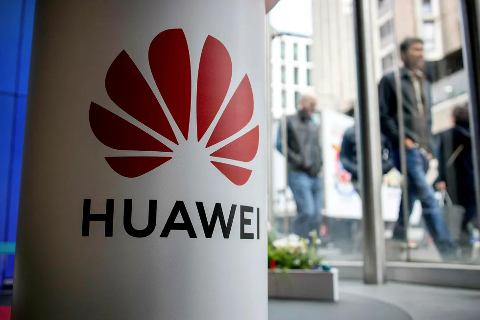 President Donald Trumps administrasjon anklager Huawei for å ha et tett samarbeid med kinesisk etterretning og nekter selskapet å selge sine produkter i USA.