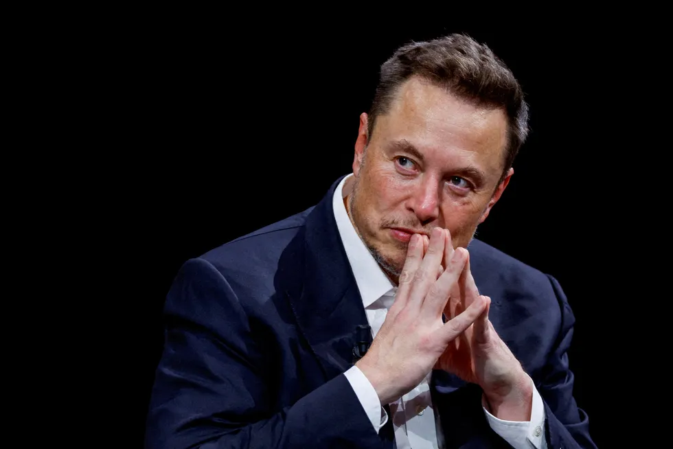 Elon Musk støtter republikanerne, men avviser at han gir 45 millioner dollar i måneden til Donald Trump.