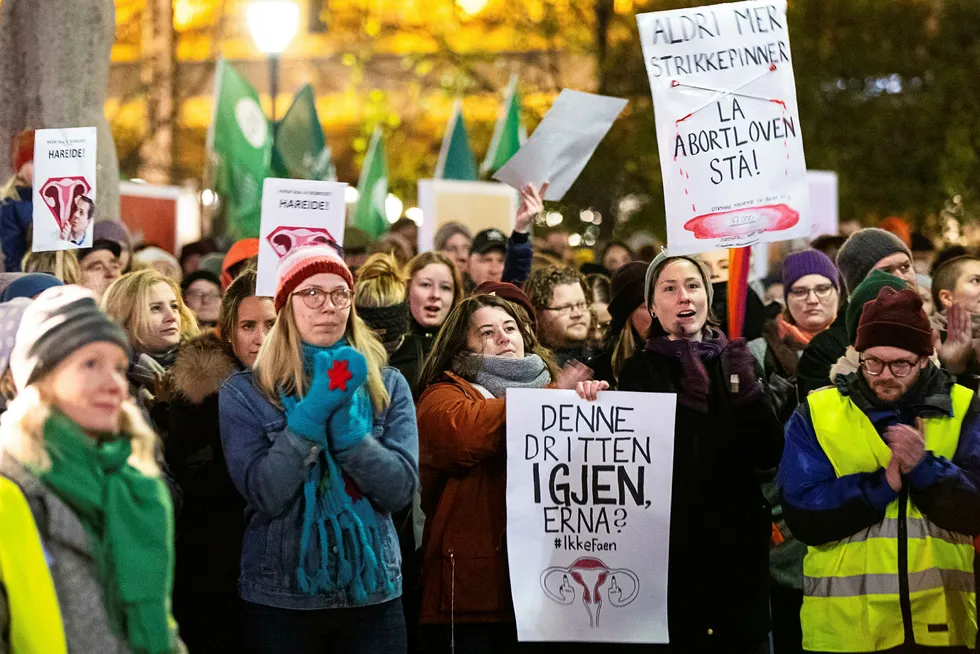Tilhengere av dagens abortlov demonstrerte foran Stortinget mandag ettermiddag.