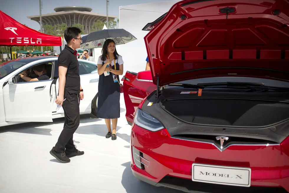 Elbilprodusent Tesla skal starte opp ny storfabrikk i Kina. Fabrikken vil produsere 500.000 nye biler i året. Foto: Mark Schiefelbein/AP/NTB Scanpix