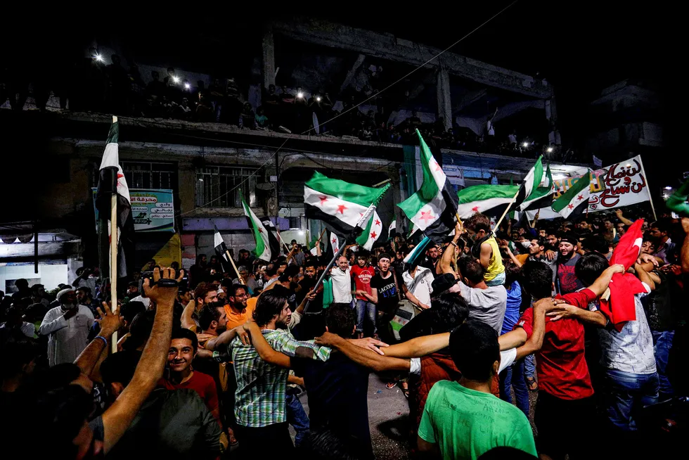 Syrere danser og roper slagord mens de veiver med flagg. Gleden er stor i Idlib-provinsen etter enighet mellom Tyrkias president Erdogan og Russlands president Putin om en demilitarisert sone. Storoffensiven mot Idlib avblåses.