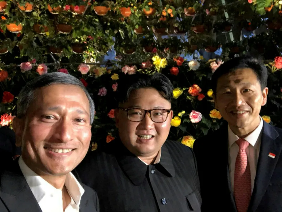 Singapores utenriksminister Vivian Balakrishnan (fra venstre) tok sent mandag en selfie med Nord-Koreas leder Kim Jong Un og Singapores utdanningsminister Ong Ye Kung på spasertur i byen.
