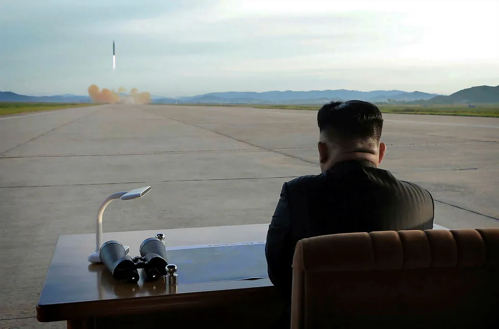 Nord-Koreas leder ser på en prøveoppskyting i september. I år har missilene hatt en større rekkevidde enn noen gang. Foto: STR/AFP/NTB Scanpix