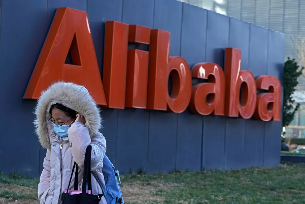 Internett- og teknologiselskapet Alibaba leder et børsrally i Kina. Aksjekursen har steget med over 65 prosent siden oktober.