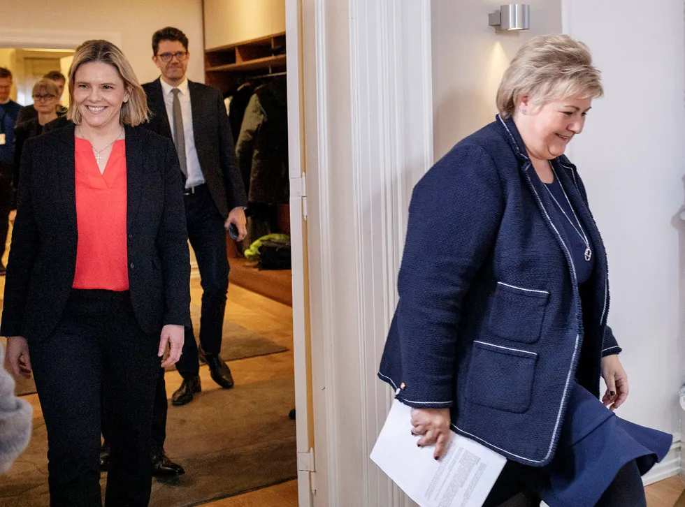 Sylvi Listhaug (til venstre) ble tatt i forsvar av statsminister Erna Solberg på pressekonferansen om statsrådsbyttet onsdag ettermiddag.