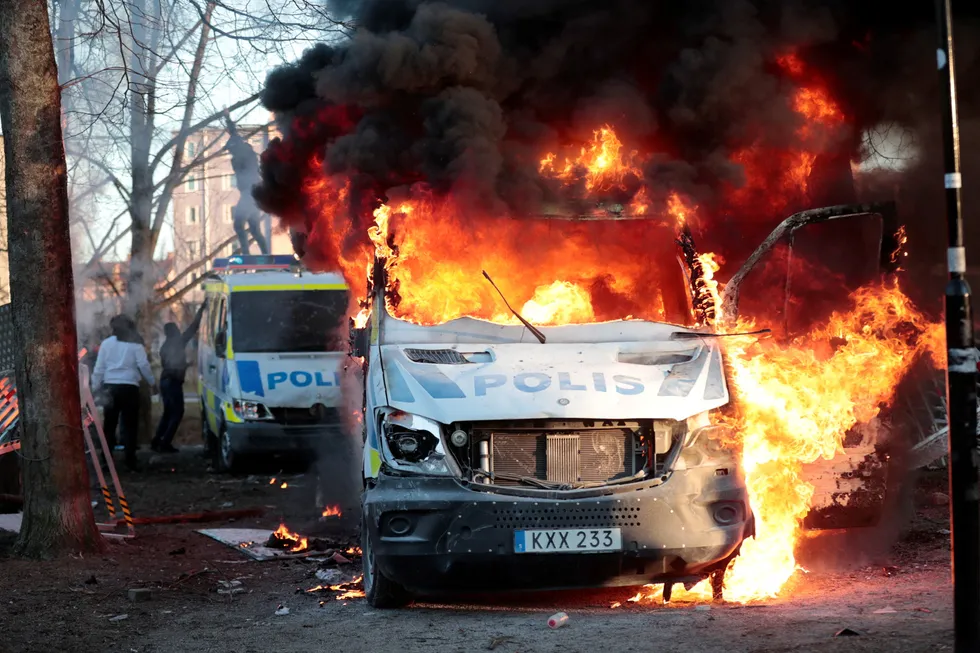 Brennende politibiler i Örebro, etter protester mot ytre høyre-politikeren Rasmus Paludans varslede Koran-bål.