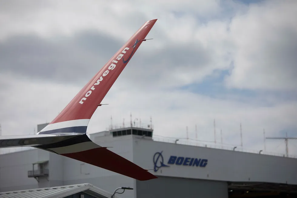 Beslutningen om å sette Norwegians Boeing 737 8 Max-fly på bakken etter instruks fra europeiske og norske luftfartsmyndigheter, kan bli dyrt dersom flyveforbudet blir langvarig. Norwegian forventer imidlertid at Boeing tar regningen.