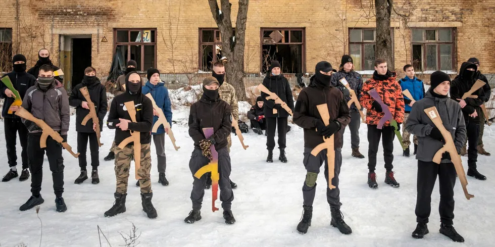 Vi må stå tydelig på lag med både Ukraina og andre stater som vil velge demokrati og selvstendighet framfor livet som lydrike under Russland, skriver Per Vidar Kjølmoen. Bildet viser sivile ukrainere som trente på militære angrep.