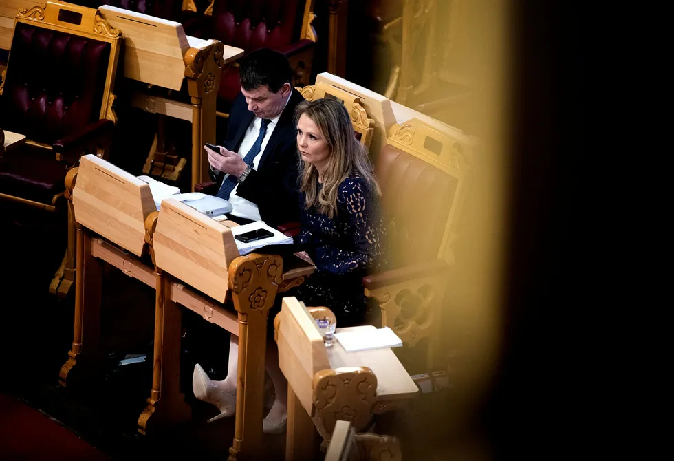 Barne- og likestillingsminister Linda Hofstad Helleland fikk en serie spørsmål om abortloven i Stortingets spontanspørretime. Til venstre sitter justis-, beredskaps- og innvandringsminister Tor Mikkel Wara.