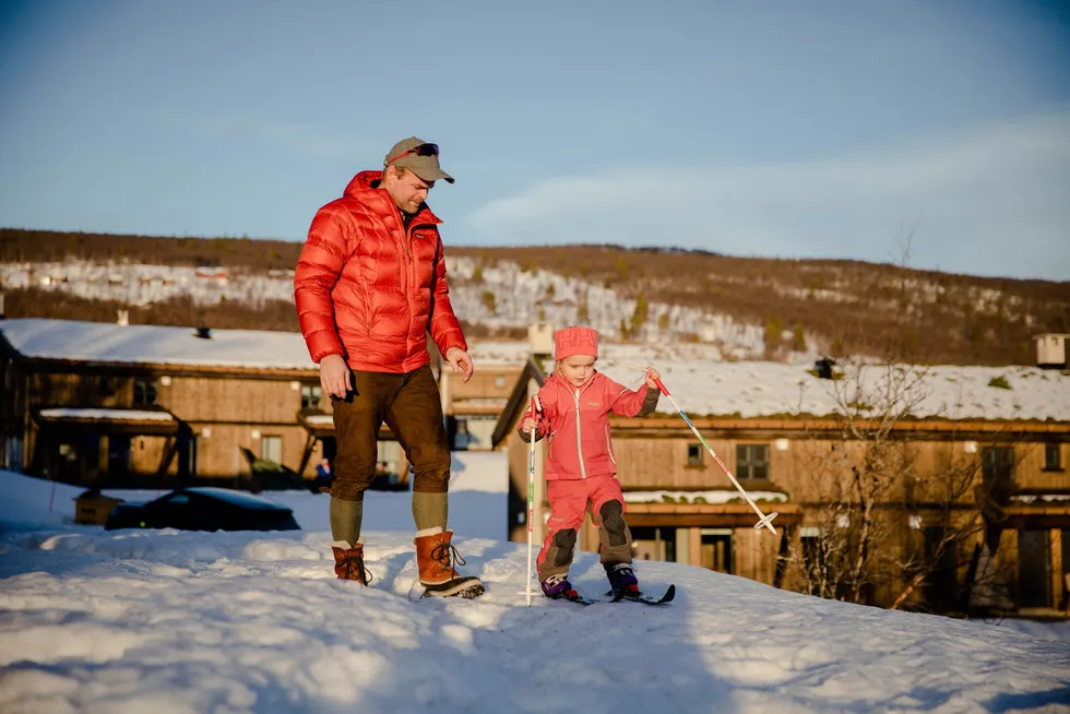 Julie Hald Lund (3,5) veiledes av pappa Christian Lund (39) på skitur rundt hytta denne fine vinterdagen på Geilo.