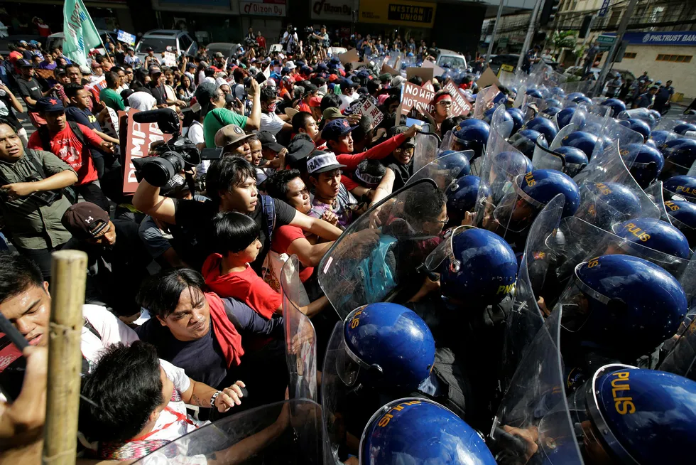 Protestanter presser på mot politiet i et forsøk på å komme frem til den amerikanske ambassaden i Manila. Foto: Aaron Favila/AP photo/NTB scanpix