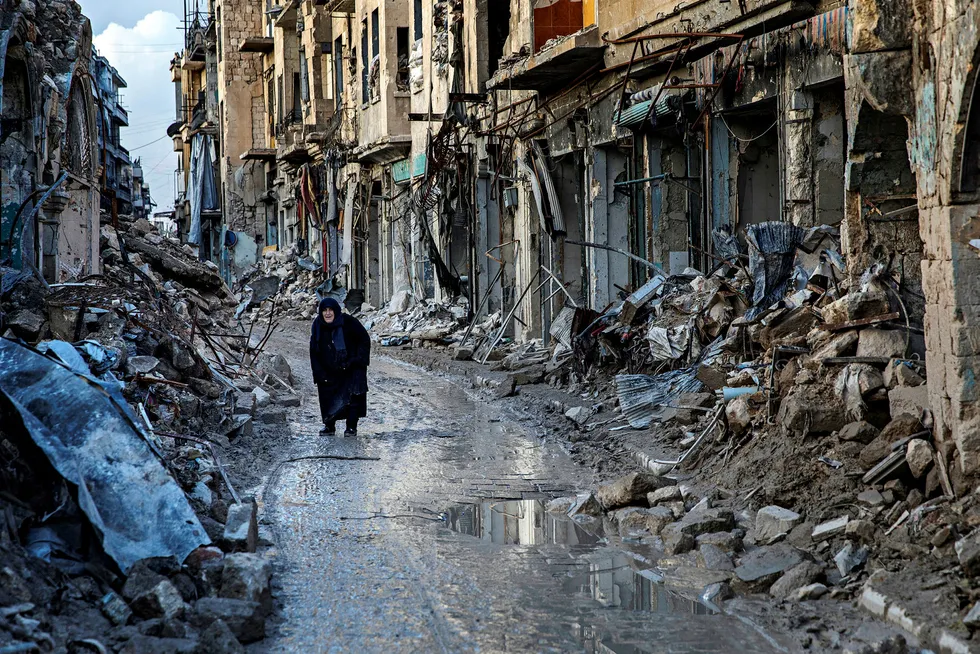 Ruiner. En gammel, svartkledd kvinne krøker seg frem langs Tillal-gaten i sentrum av Aleppo, første nyttårsdag, og ser hvordan fire års bombing, beleiring og beskytning fullstendig har rasert nabolaget som en gang var kjent for sine luksusrestauranter.
