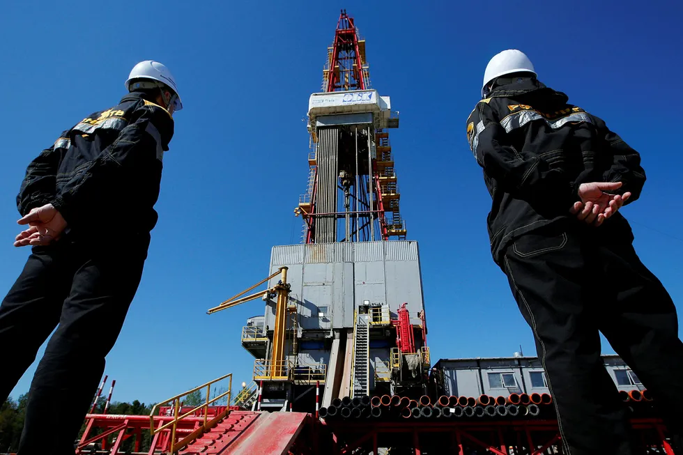 Dagens overfylte oljelagre ligger ifølge den amerikanske storbanken Morgan Stanley et sted mellom 300–350 millioner fat over det såkalte femårssnittet, og legger dermed lokk på oljeprisene. Foto: Sergei Karpukhin/Reuters/NTB Scanpix