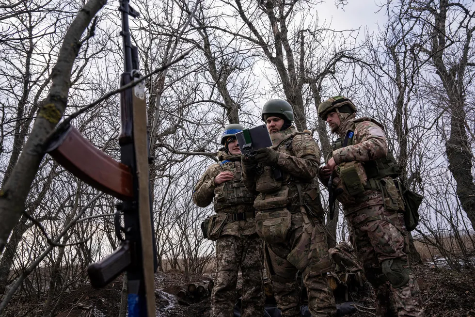 Systemet samler og analyserer omfattende data og gir et mye bedre sanntidsbilde av hvor fienden er, skriver Ulf Sverdrup. Ukrainske soldater styrer en drone, 22. februar.