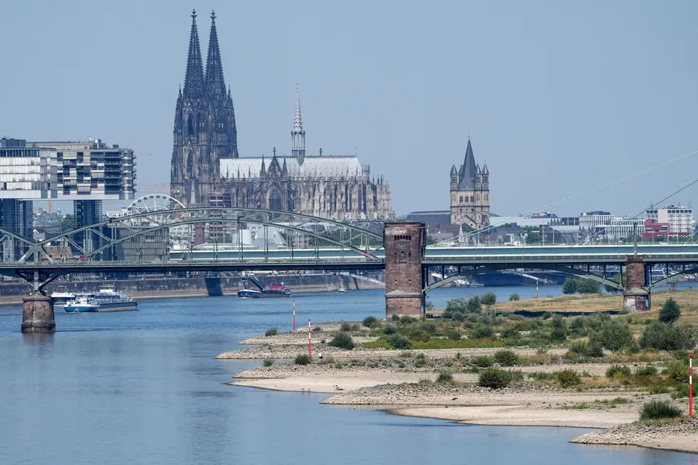 Tørke og lav vannstand skaper problemer for transport av varer på Rhinen, her ved Köln.
