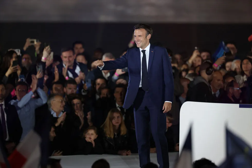 Frankrikes gjenvalgte president Emmanuel Macron feirer valgseieren i Paris søndag.