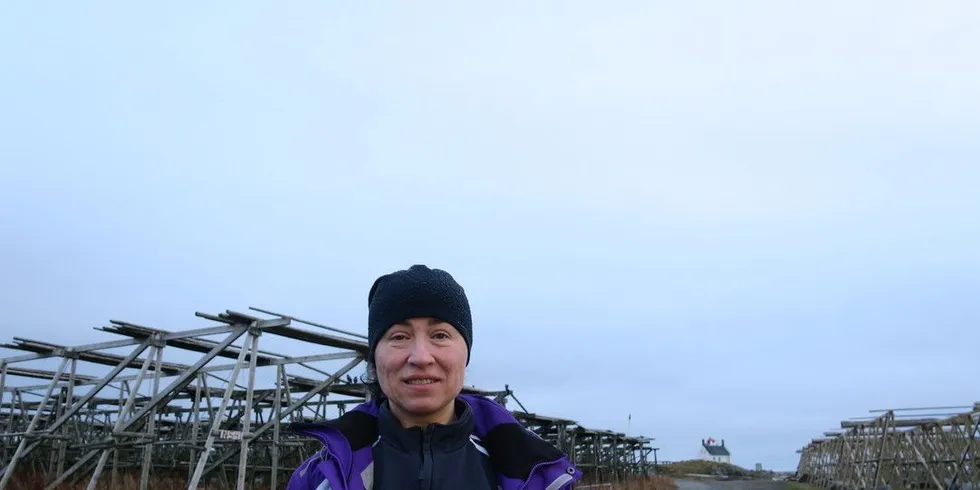 Marina Shuayko fra Murmansk jobber hos Lofoten Viking på Værøy. Foto: Kjersti Sandvik