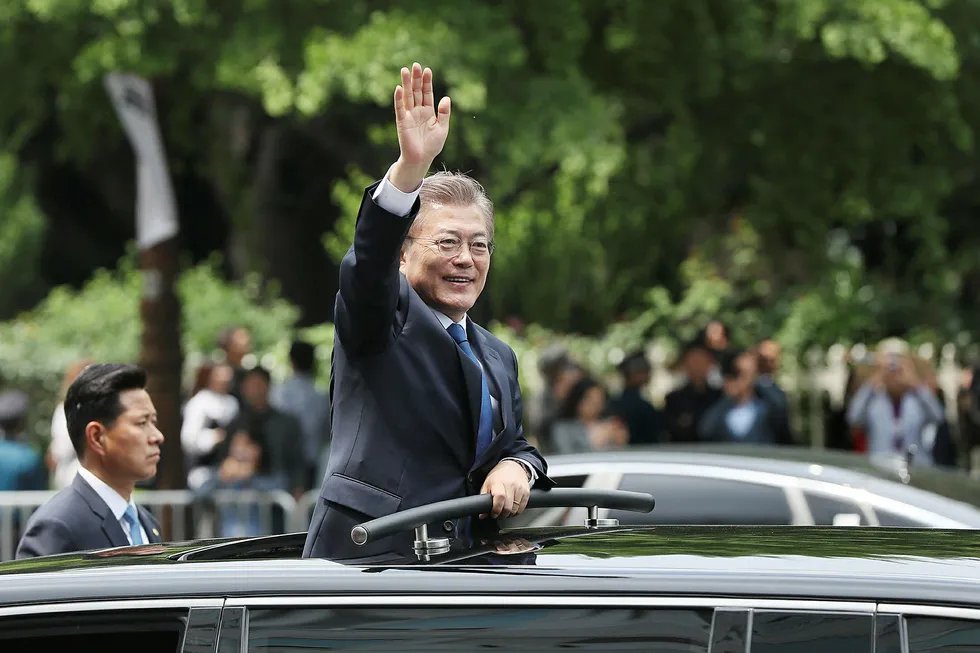 Sør-Koreas nye president Moon Jae-in vinker til folket etter innsettelsesseremonien i Seoul onsdag Foto: Yonhap/Reuters/NTB scanpix