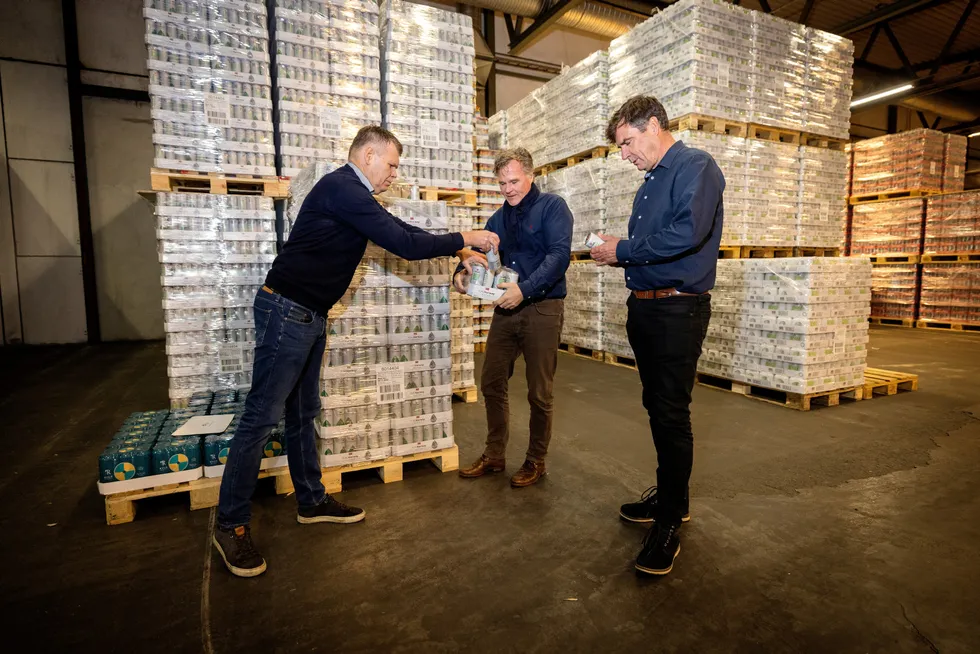 – Vi har allerede avtale med leveranse av vann som skal tappes i aluminiumsbokser til India og USA fra bryggeriet, sier gründer Øystein Frustøl i Pure Norway (i midten). Til venstre daglig leder Torstein Paulsen i Arendals Bryggeri og til høyre selskapets styreleder og medeier Jan Sigurd Otterlei.