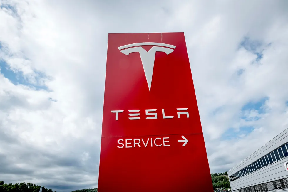 Tesla sliter med mange misfornøyde kunder. Klager på lang ventetid for servicearbeid er blant gjengangerne. Foto: Gorm K. Gaare