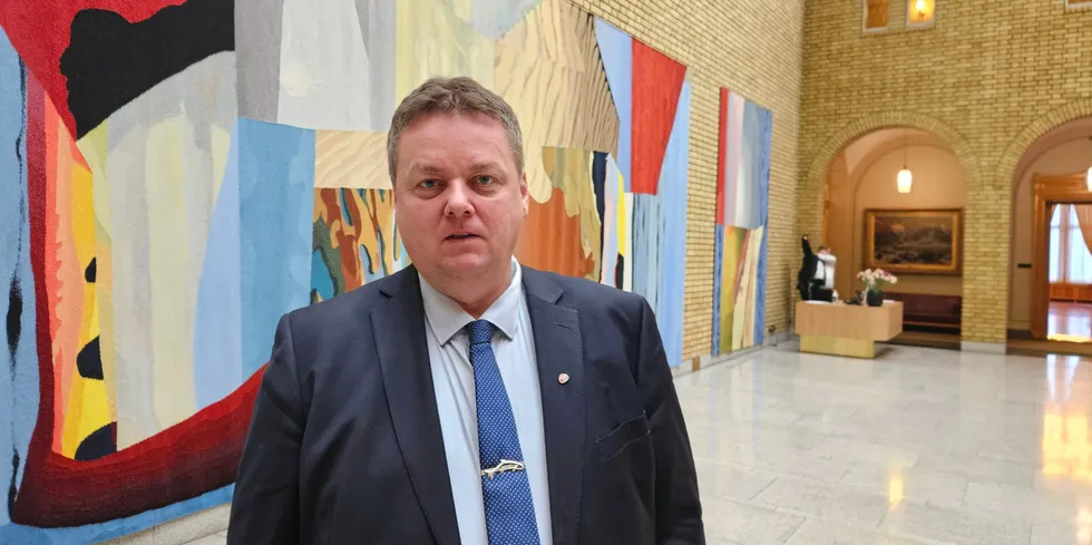 Runar Sjåstad er fiskeripolitisk talsperson for Arbeiderpartiet. Han er fra Finnmark, og er inne i sin andre periode på Stortinget.