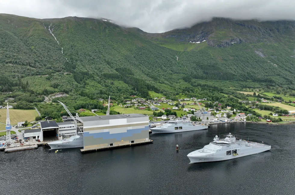 KV Hopen er nå døpt på Vards verft i Tomrefjord.