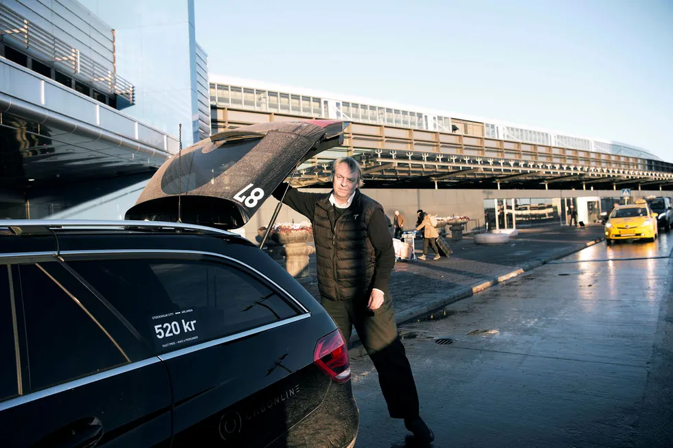 Taxiselskapet Topcab i Stockholm har spesialisert seg på et dyrere segmentet enn andre konkurrenter og sjåfør Joakim Thorild har faste kunder i næringslivet. – De forteller om en mer positiv stemning, sier han. Foto: Elin Høyland