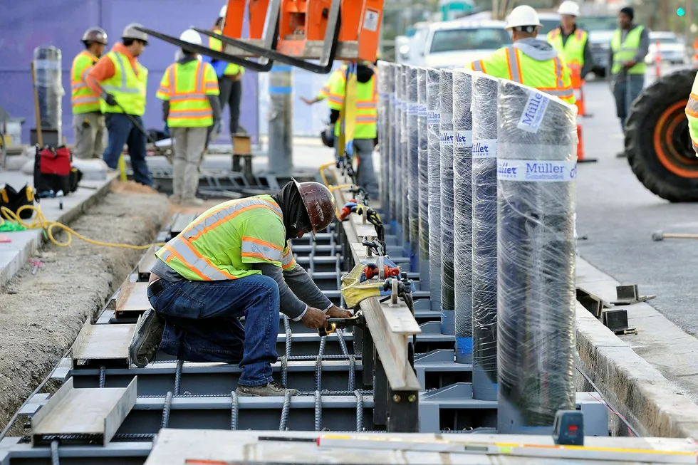 Konstruksjonsarbeidere installerer stolper i Las Vegas for å beskytte fotgjengere. Foto: David Becker/AFP/NTB Scanpix