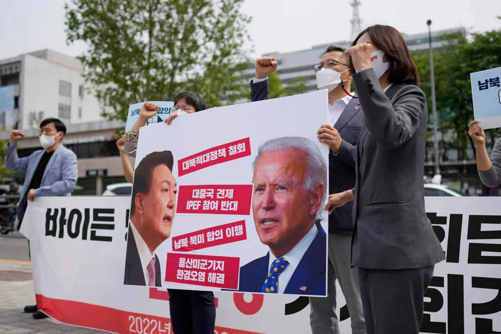 Medlemmer av Sør-Koreas Progressive Party demonstrerte mot landets nye president og Nord-Korea-politikken på torsdag. USAs president Joe Biden lander i landet på fredag.
