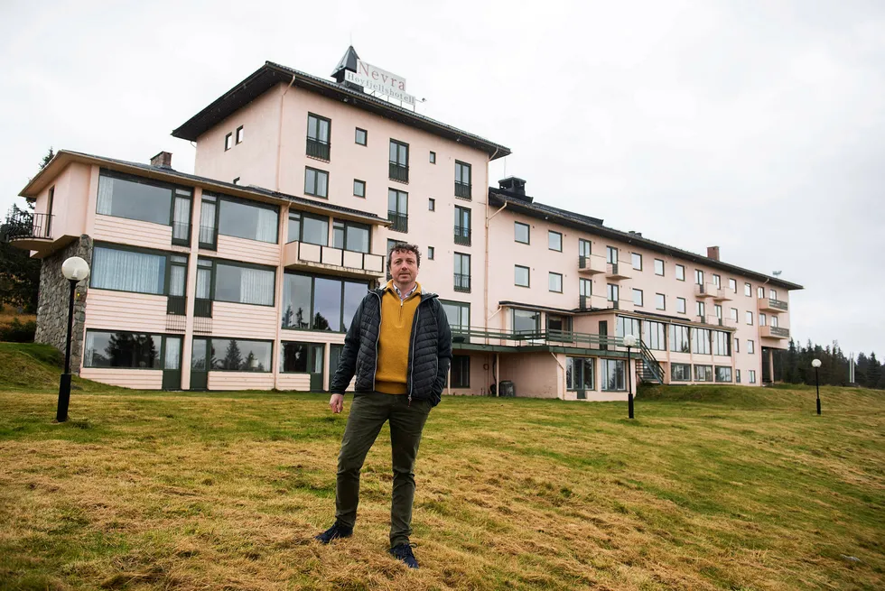 Prosjektleder i Fazenda Arne Bertelsen skal lede totalrenoveringen av Nevra Høyfjellshotell. Om ett år skal hotellet bli gjort om til 43 selveierleiligheter.