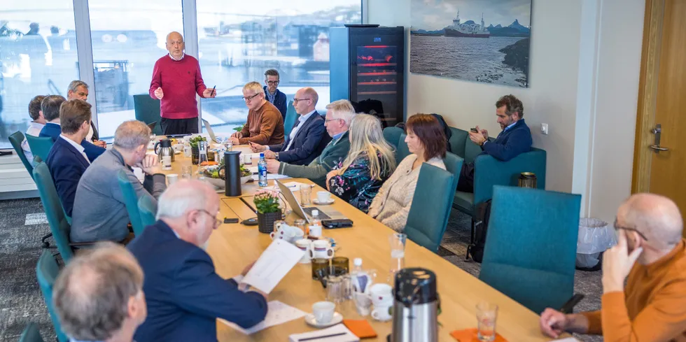 Odd Reidar Øie (stående, med rød genser) under den andre ekstraordinære generalforsamlingen i NTS denne vinteren.