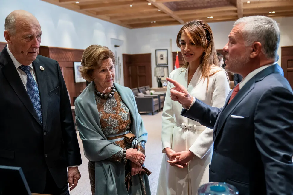 Dronning Sonja (i midten til venstre) ble introdusert til nettbrett av Jordans kong Abdullah (t.h.) i 2010. Mandag møttes de to kongefamiliene igjen i Jordans hovedstad Amman i forbindelse med det norske statsbesøket. Til venstre: kong Harald, i midten til høyre: dronning Rania av Jordan.